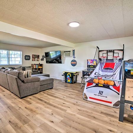 Spacious Riverside Home With Game Room And Yard Eksteriør billede